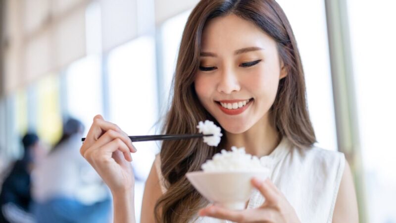 ご飯を美味しそうに食べる人